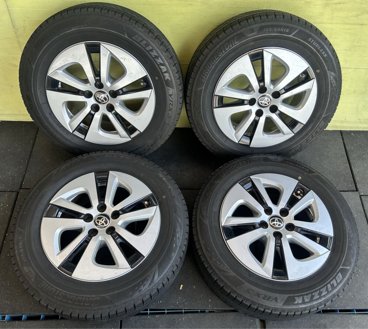 195/65R15 2021年スタッドレス ブリヂストン タイヤアルミセット トヨタ純正 5穴PCD100ET+40 15×6.5Jハブ54mmプリウス カローラスポーツ　_画像1
