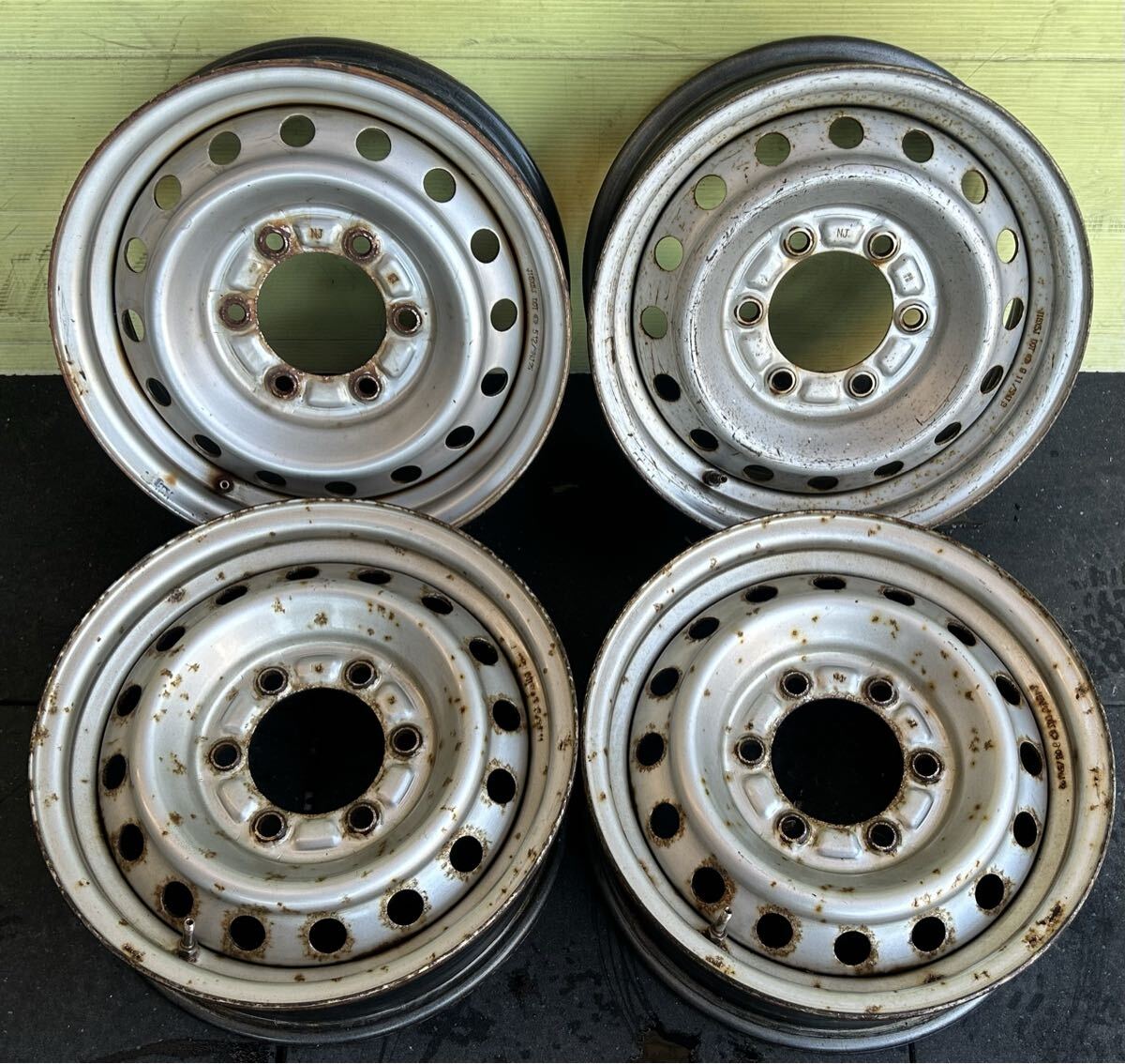 15インチスチールホイール　4本セット トヨエース/ダイナ純正刻印NJ 6穴 PCD139.7 ET+30 15×5J ハブ106mm 汚れ、サビ、腐食あり_画像1