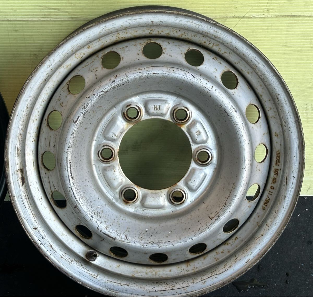 15インチスチールホイール　4本セット トヨエース/ダイナ純正刻印NJ 6穴 PCD139.7 ET+30 15×5J ハブ106mm 汚れ、サビ、腐食あり_画像6