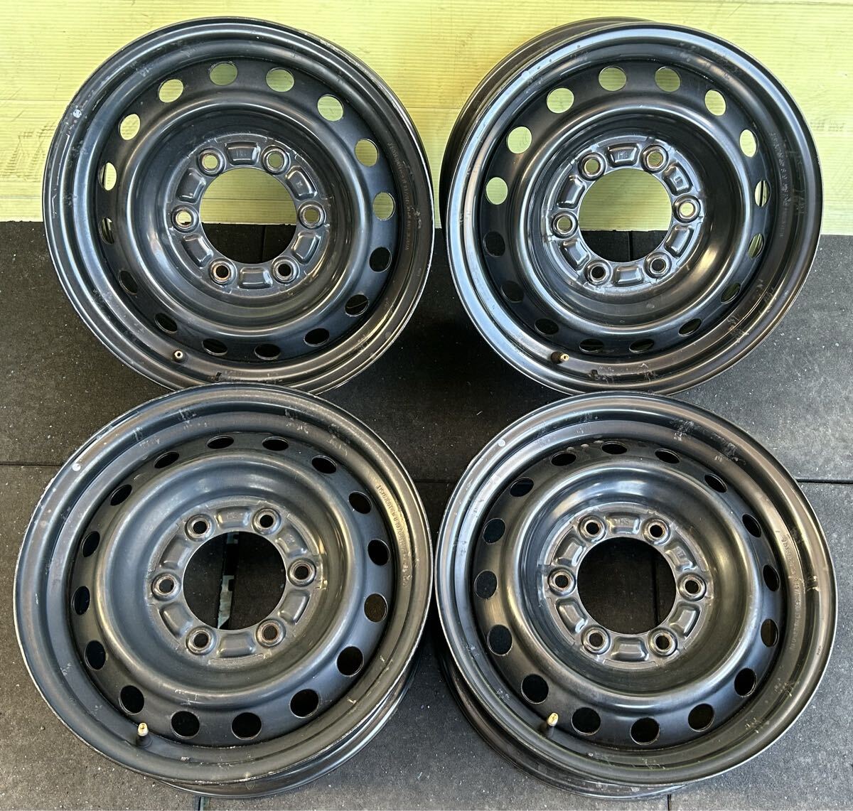 15インチスチールホイール　４本セット　200系ハイエース純正スチール 刻印HS 6穴PCD139.7 ET+35 15×6J ハブ106mm カバー付き_画像1