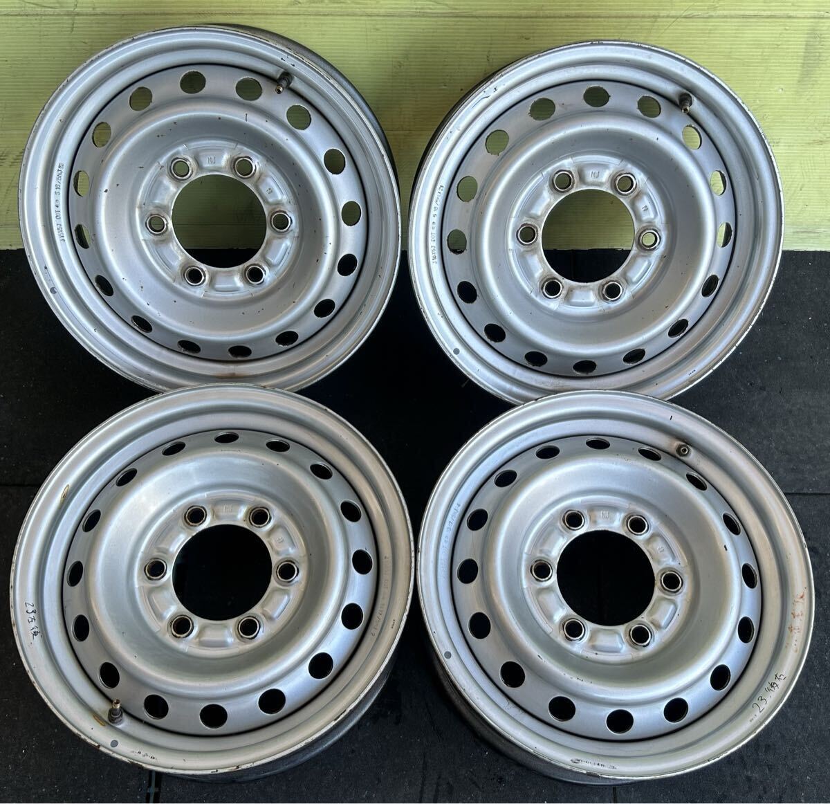 15インチスチールホイール　4本セット トヨエース/ダイナ純正刻印NJ 6穴 PCD139.7 ET+30 15×5J ハブ106mm 汚れ、サビ、腐食あり_画像1