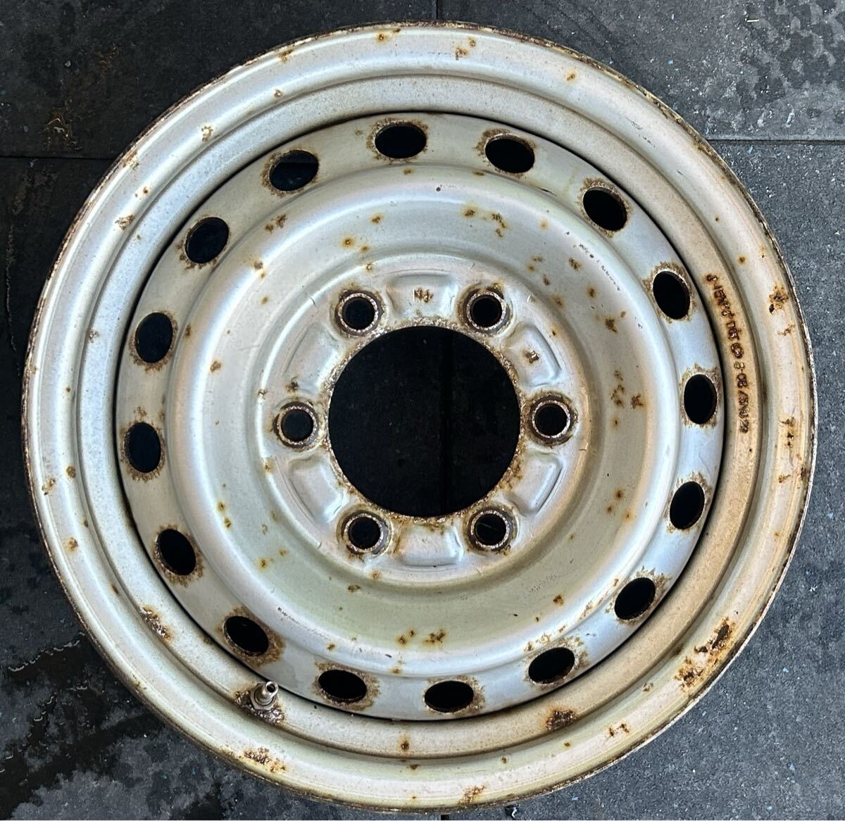 15インチスチールホイール　4本セット トヨエース/ダイナ純正刻印NJ 6穴 PCD139.7 ET+30 15×5J ハブ106mm 汚れ、サビ、腐食あり_画像2