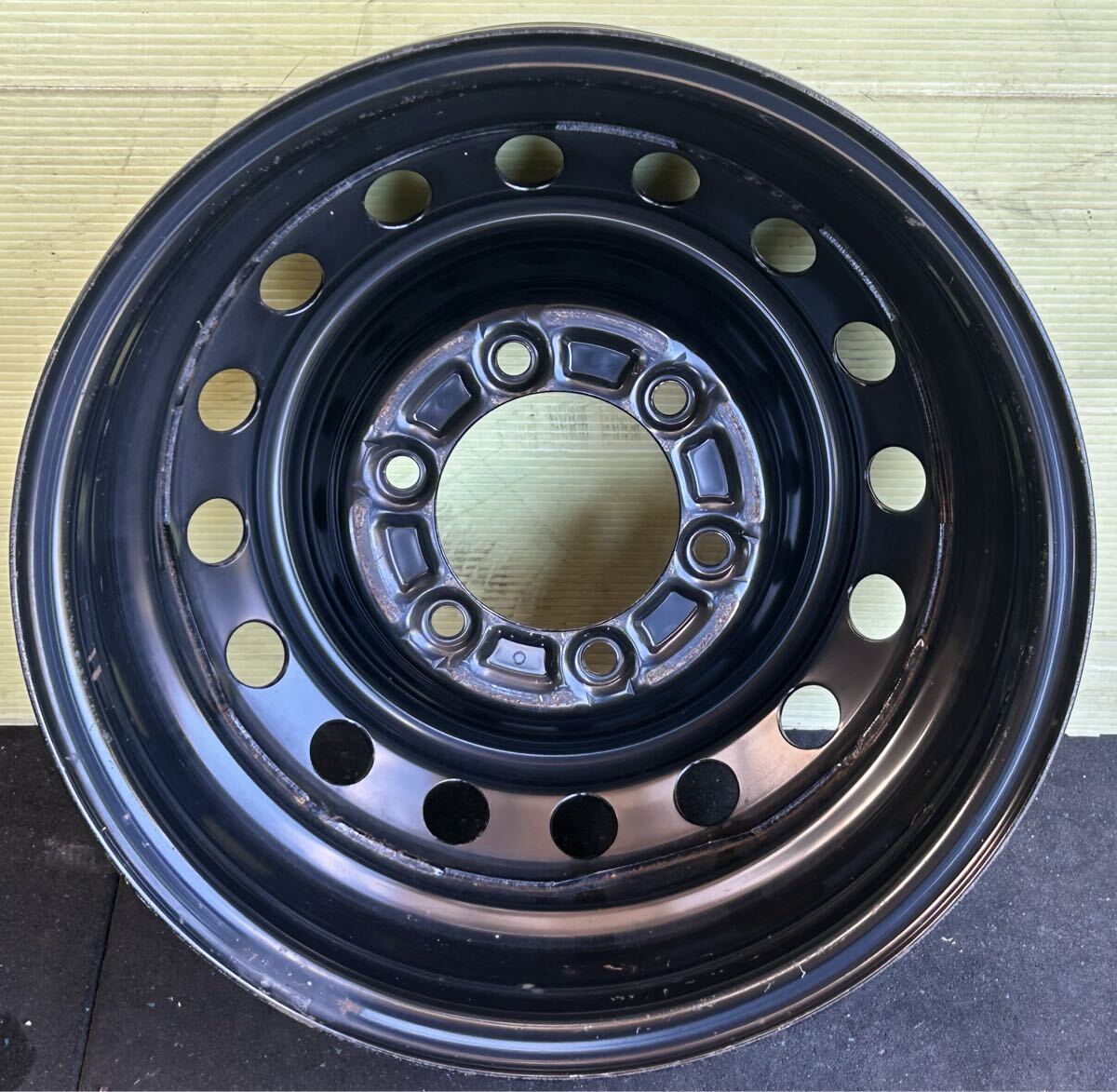 15インチスチールホイール　４本セット　200系ハイエース純正スチール 刻印HS 6穴PCD139.7 ET+35 15×6J ハブ106mm カバー付き_画像7