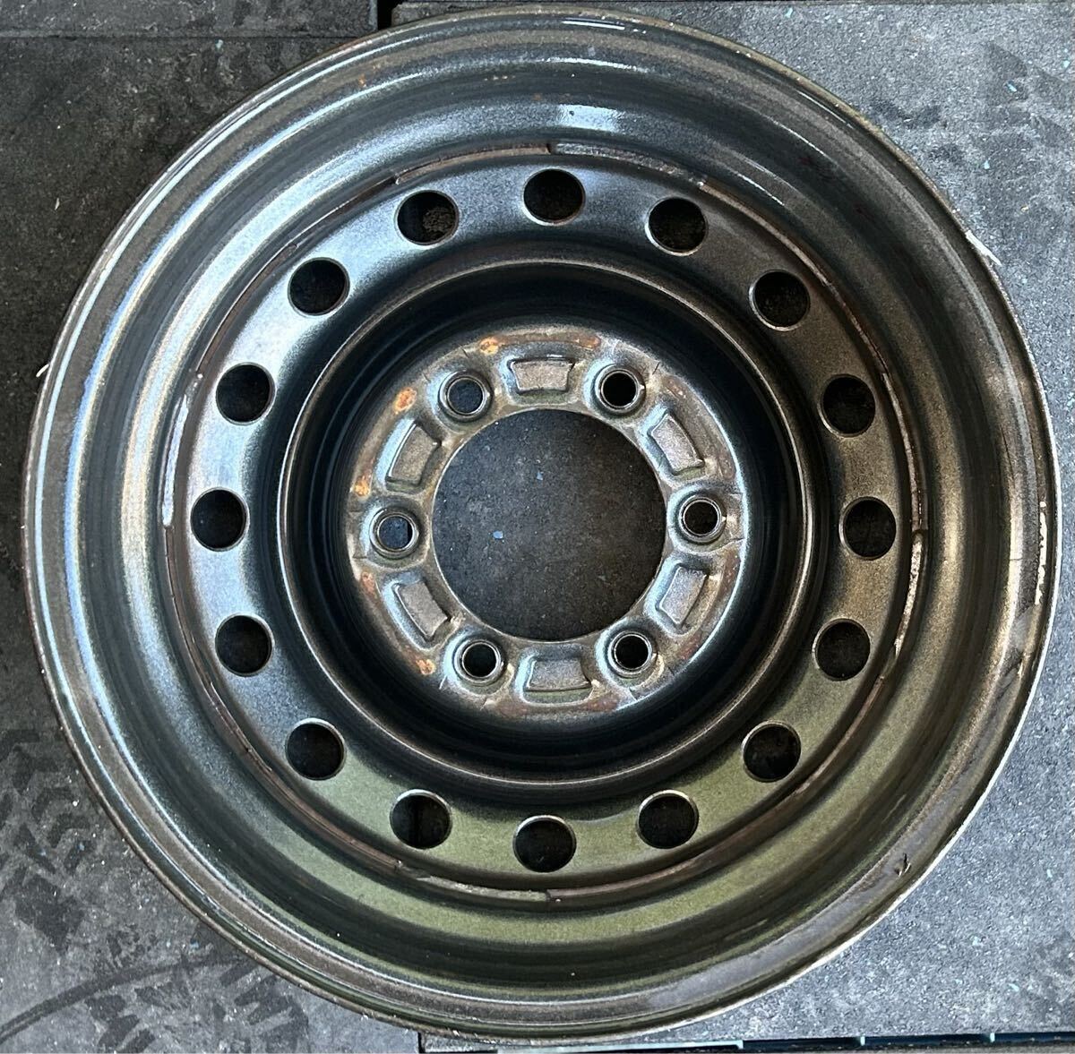 15インチスチールホイール　4本セット トヨエース/ダイナ純正刻印NJ 6穴 PCD139.7 ET+30 15×5J ハブ106mm 汚れ、サビ、腐食あり_画像3