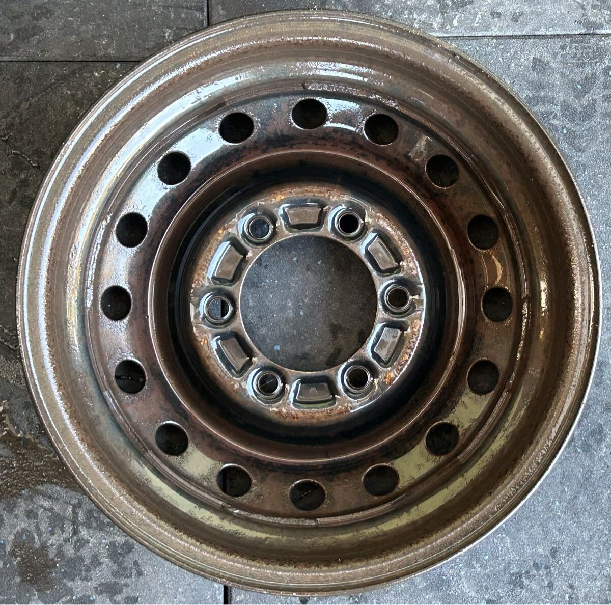 15インチスチールホイール　4本セット トヨエース/ダイナ純正刻印NJ 6穴 PCD139.7 ET+30 15×5J ハブ106mm 汚れ、サビ、腐食あり_画像3