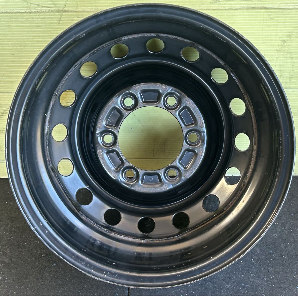 15インチスチールホイール　４本セット　200系ハイエース純正スチール 刻印HS 6穴PCD139.7 ET+35 15×6J ハブ106mm カバー付き_画像9