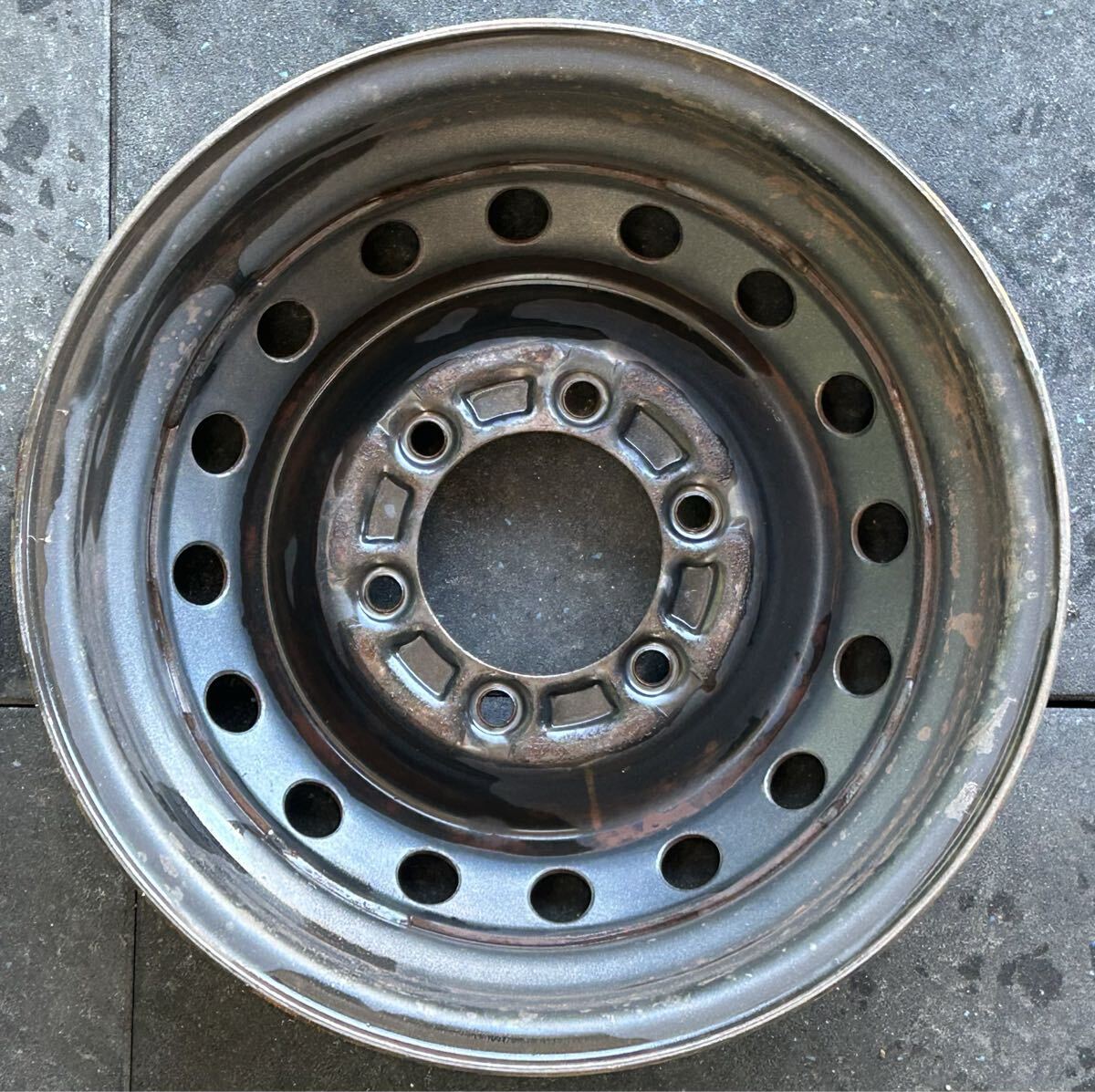 15インチスチールホイール　4本セット トヨエース/ダイナ純正刻印NJ 6穴 PCD139.7 ET+30 15×5J ハブ106mm汚れ、サビ、腐食あり_画像3