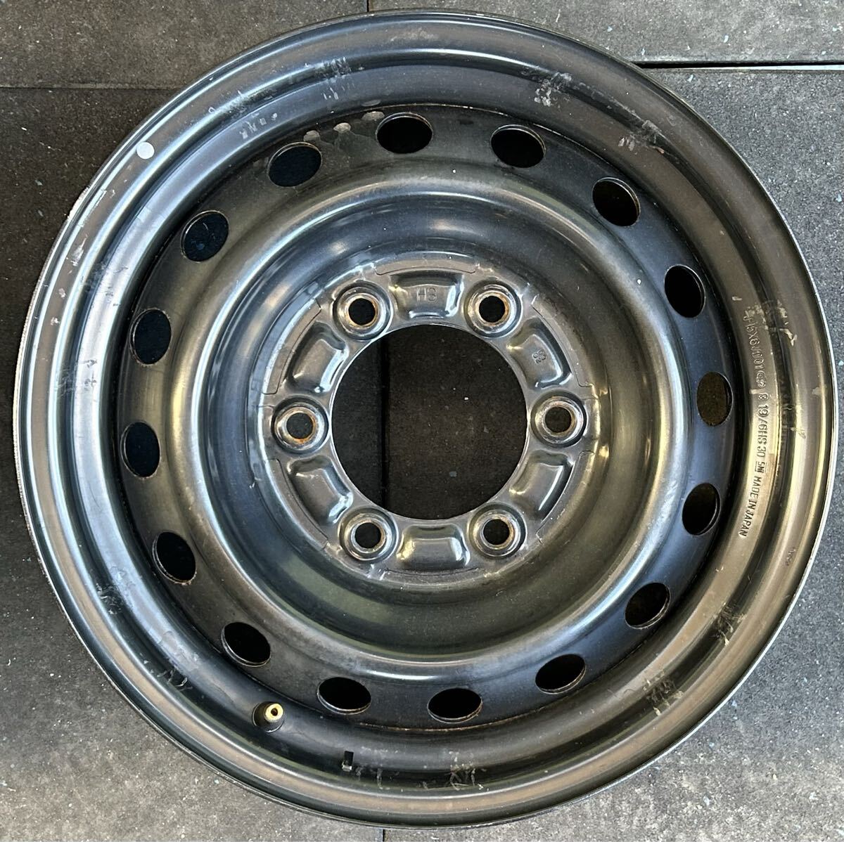 15インチスチールホイール　４本セット　200系ハイエース純正スチール 刻印HS 6穴PCD139.7 ET+35 15×6J ハブ106mm カバー付き_画像2