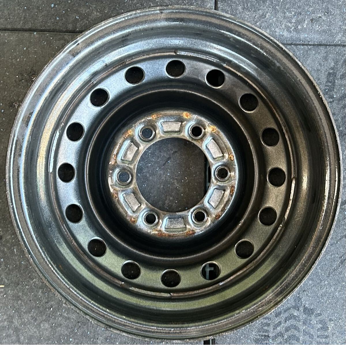 15インチスチールホイール　4本セット トヨエース/ダイナ純正刻印NJ 6穴 PCD139.7 ET+30 15×5J ハブ106mm 汚れ、サビ、腐食あり_画像5