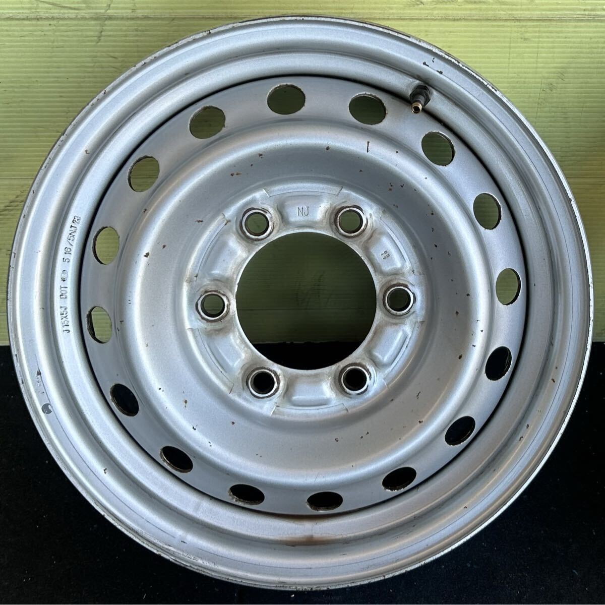 15インチスチールホイール　4本セット トヨエース/ダイナ純正刻印NJ 6穴 PCD139.7 ET+30 15×5J ハブ106mm 汚れ、サビ、腐食あり_画像8