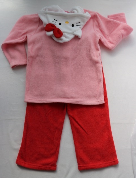 ☆ 新品・未使用品！ですが 110cm ハローキティちゃんポリエステル100％フリース室内着上下 長期在庫品 折山線にシミがあるようです_画像3