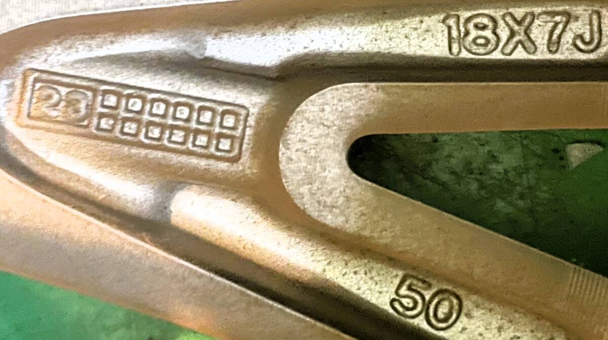 【中古タイヤ付き純正アルミホイル】現行ヤリスクロス用　18インチ7Ｊ　5穴　1本のみ★木ネジ刺さってます　8000km走行　ジャンク扱い_画像7