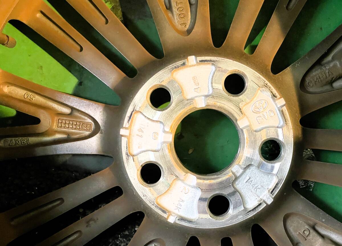 【中古タイヤ付き純正アルミホイル】現行ヤリスクロス用　18インチ7Ｊ　5穴　1本のみ★木ネジ刺さってます　8000km走行　ジャンク扱い_画像6