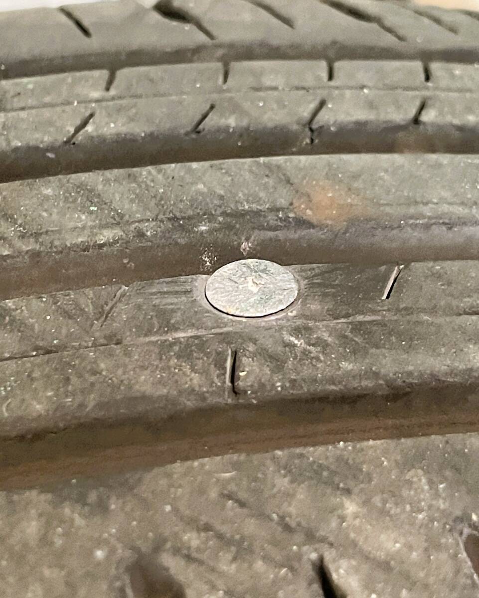 【中古タイヤ付き純正アルミホイル】現行ヤリスクロス用　18インチ7Ｊ　5穴　1本のみ★木ネジ刺さってます　8000km走行　ジャンク扱い_画像2