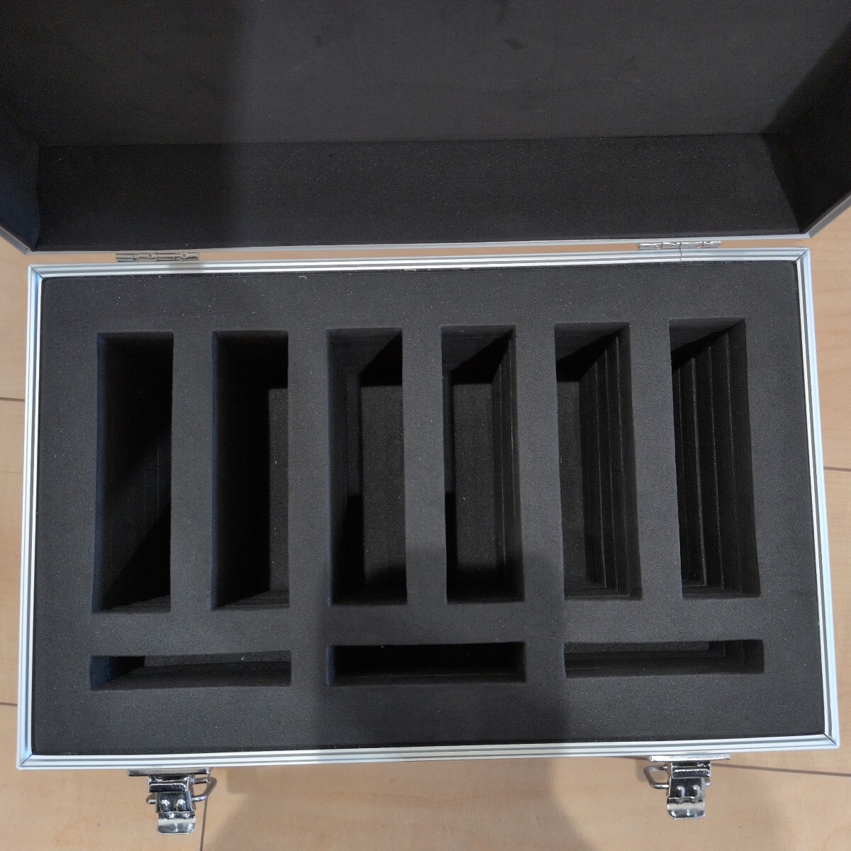 センチュリー CENTURY 裸族のハードなケース［3.5インチHDD x 6台 2.5インチHDD x 3台収納］ＨＤＤケース黒×シルバーの2個セット_画像8