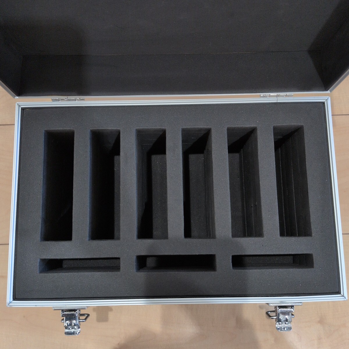 センチュリー CENTURY 裸族のハードなケース［3.5インチHDD x 6台 2.5インチHDD x 3台収納］ＨＤＤケース黒×シルバーの2個セット_画像10