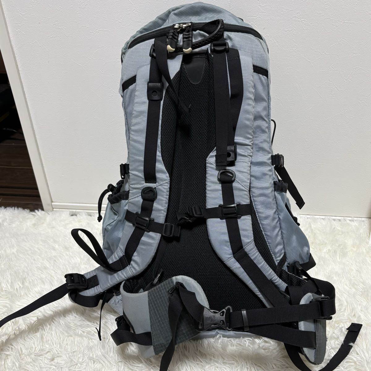 ミレー クーラ40 リュック バックパック レインカバー付き グレー&ブラック. MILLET kula40 アウトドア リュックサック_画像3