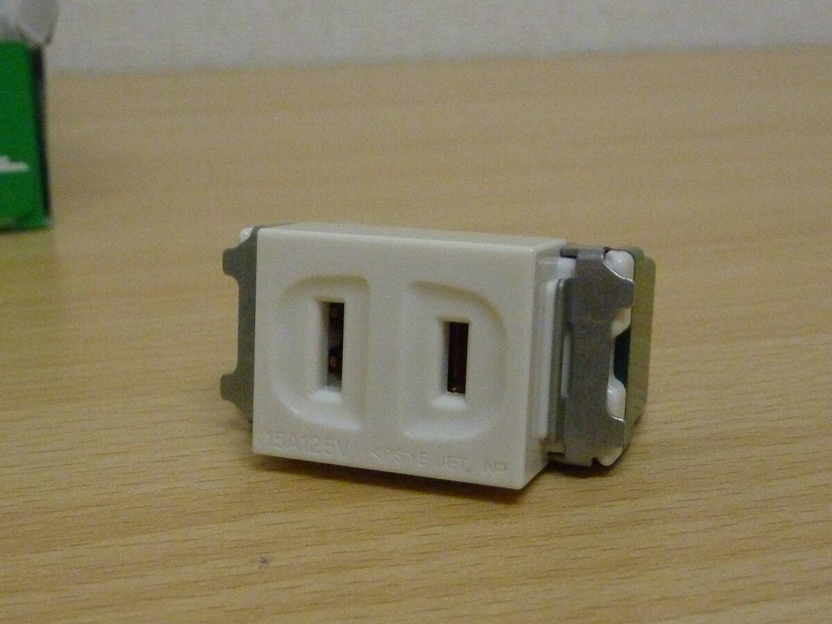 パナソニック WN1001SW 埋込コンセント 未使用 48個セット Panasonic 電材 激安 爆安 １円スタート_画像8