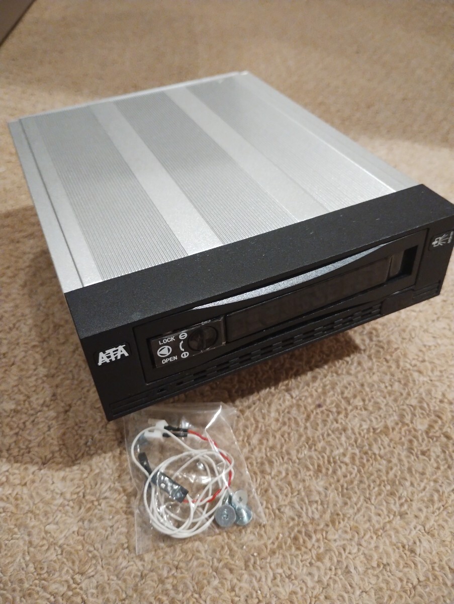 リムーバブルケース ５インチベイ　SATA SAS モバイルラック　ST-136SS 2.5 3.5インチ対応 _画像1