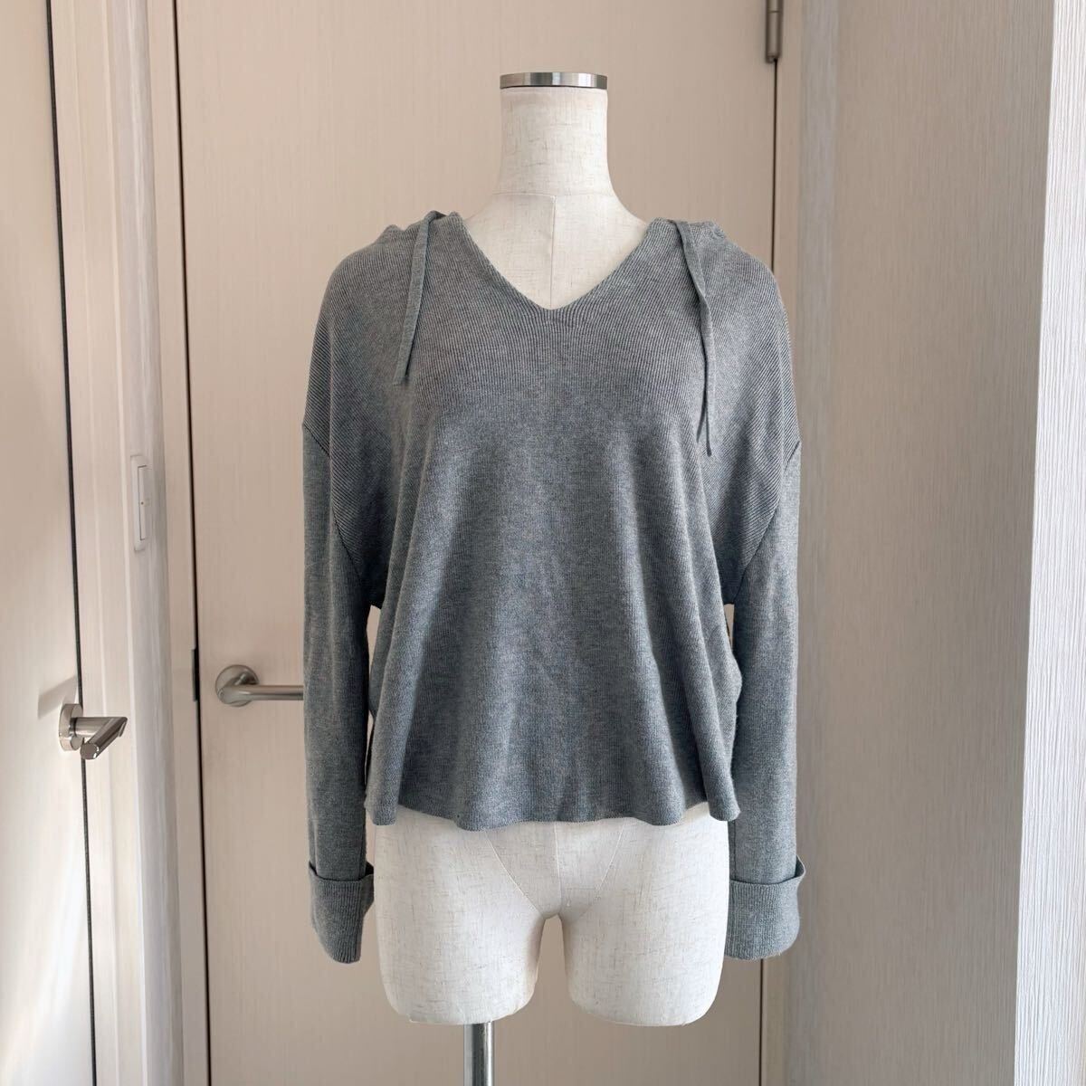 着用浅【超美品】ゆるっと落ち感・しっかり質感《ココディール》ニットフーディー パーカー ニットソー ドロップショルダー グレーM_画像2