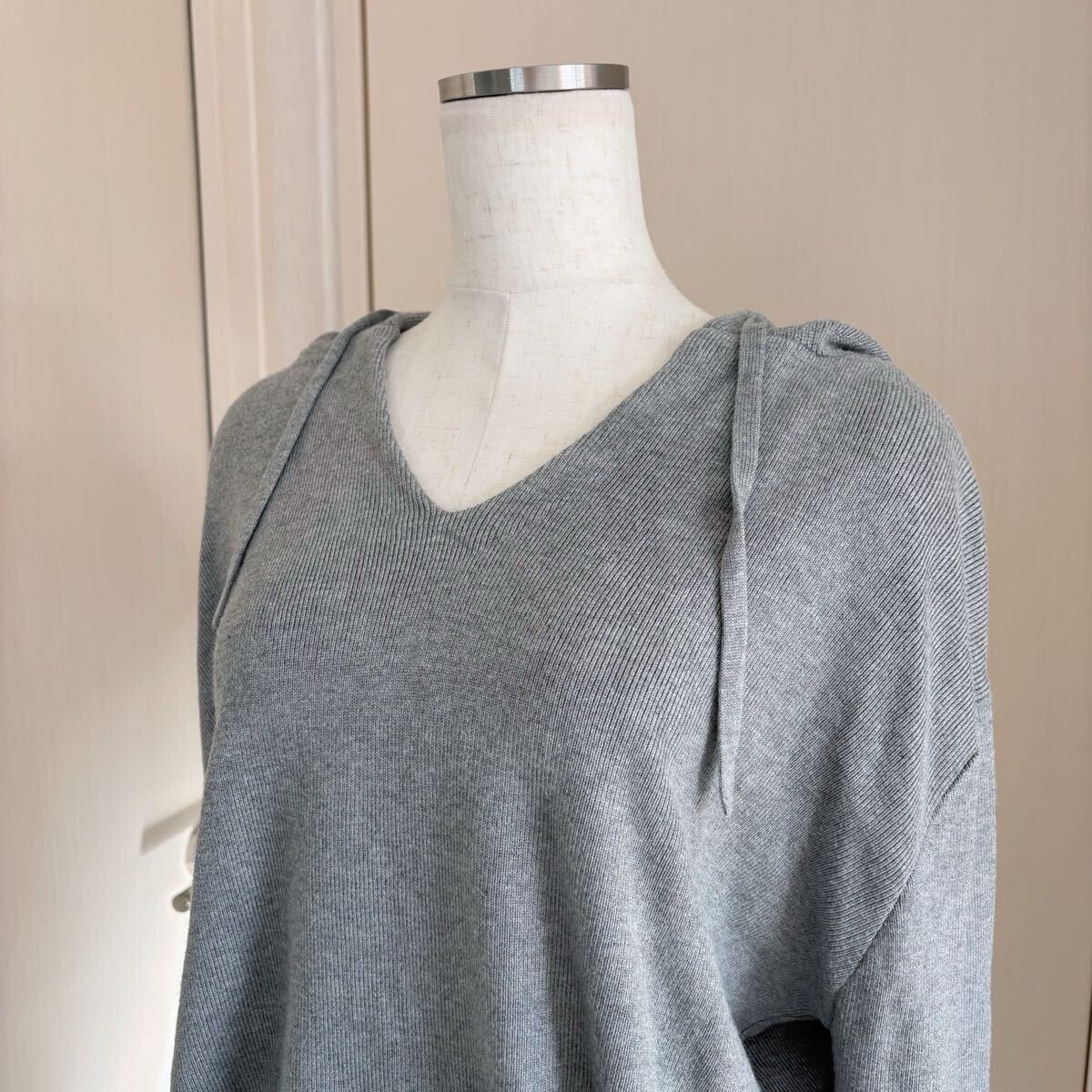 着用浅【超美品】ゆるっと落ち感・しっかり質感《ココディール》ニットフーディー パーカー ニットソー ドロップショルダー グレーM_画像3