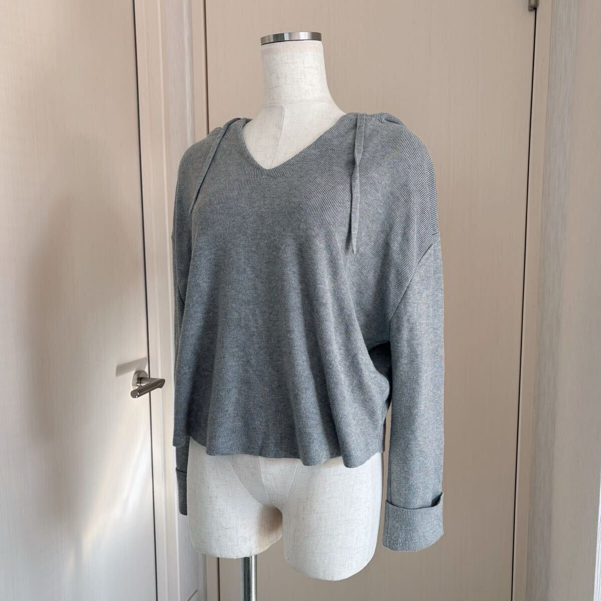 着用浅【超美品】ゆるっと落ち感・しっかり質感《ココディール》ニットフーディー パーカー ニットソー ドロップショルダー グレーM_画像4