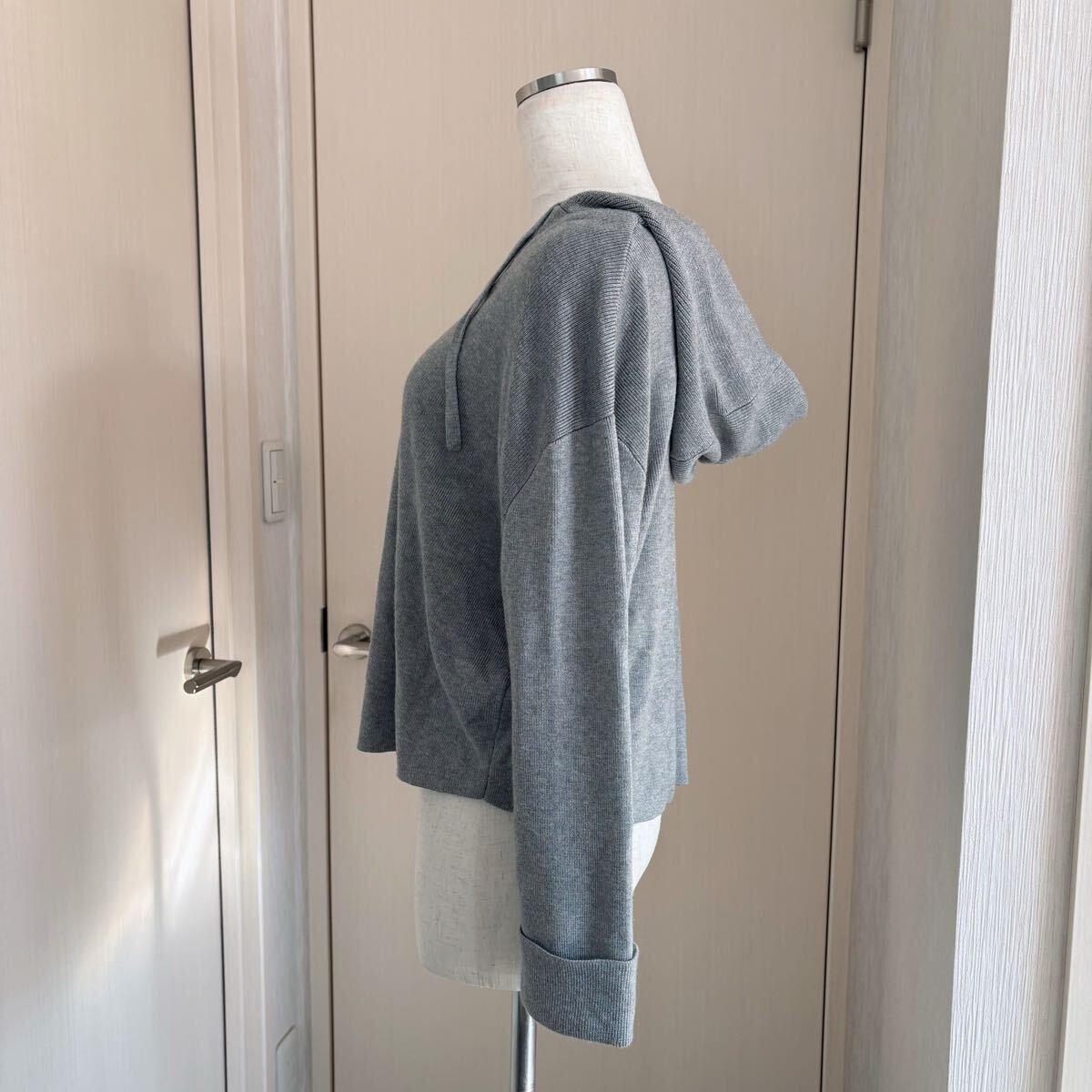 着用浅【超美品】ゆるっと落ち感・しっかり質感《ココディール》ニットフーディー パーカー ニットソー ドロップショルダー グレーM_画像5