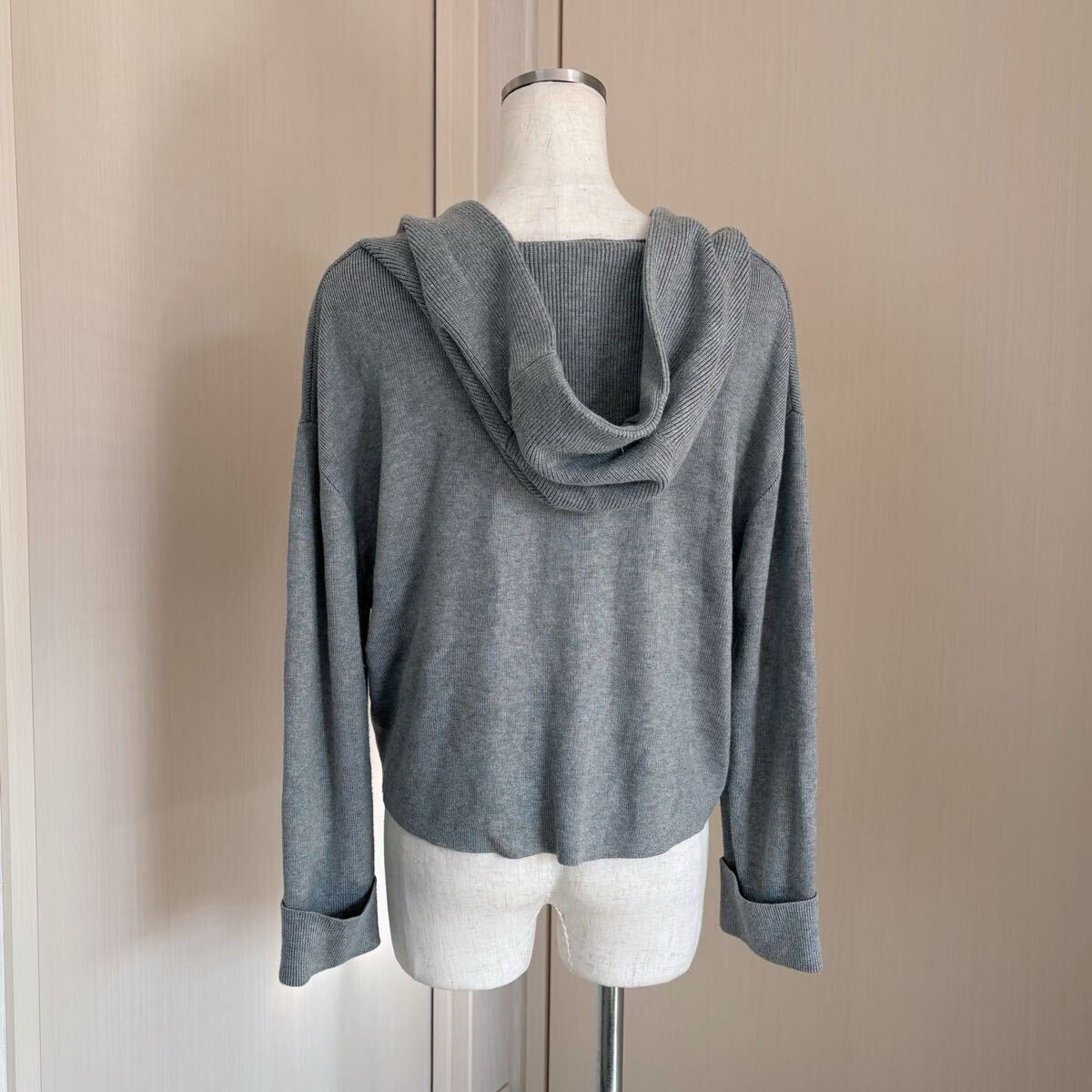 着用浅【超美品】ゆるっと落ち感・しっかり質感《ココディール》ニットフーディー パーカー ニットソー ドロップショルダー グレーM_画像6