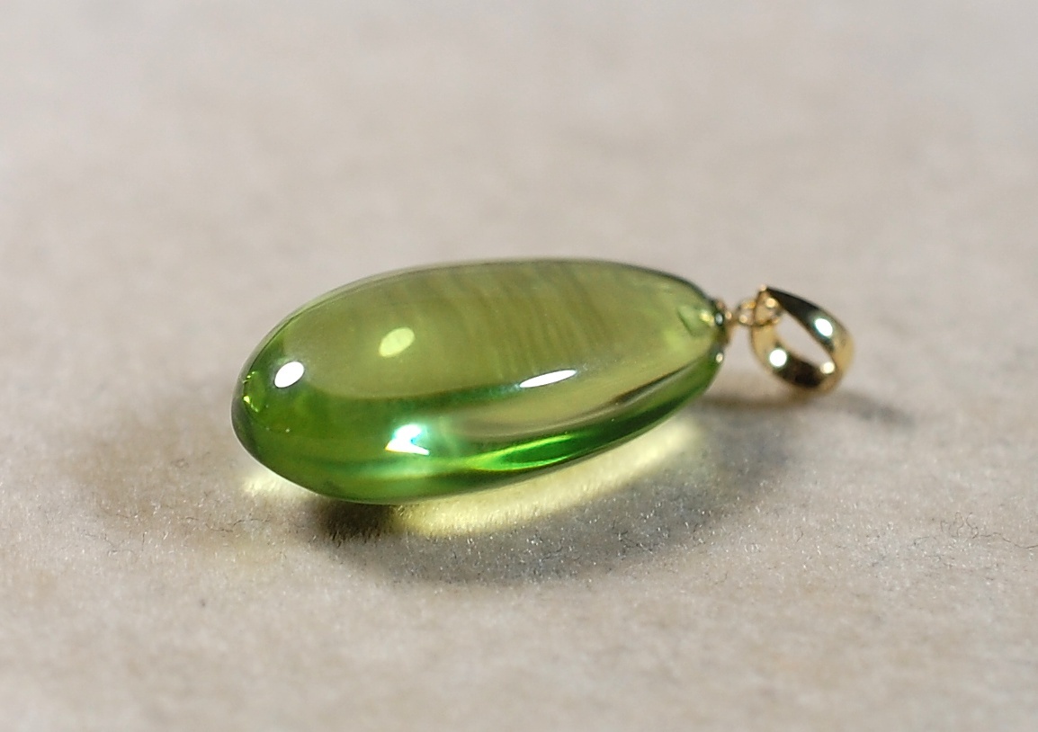 ￥100～K18リトアニア産爽やかなグリーン色艶照り透明度良い!天然本琥珀4.40ct20.6×10.5㍉全長27.4㍉PT_画像3