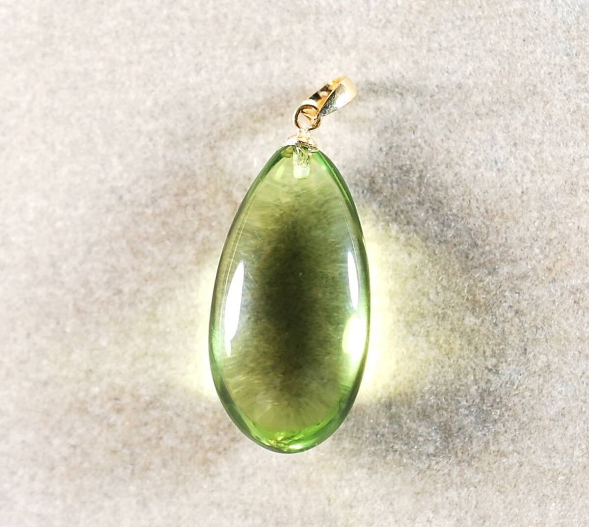 ￥100～K18リトアニア産爽やかなグリーン色艶照り透明度良い!天然本琥珀4.40ct20.6×10.5㍉全長27.4㍉PT_画像2