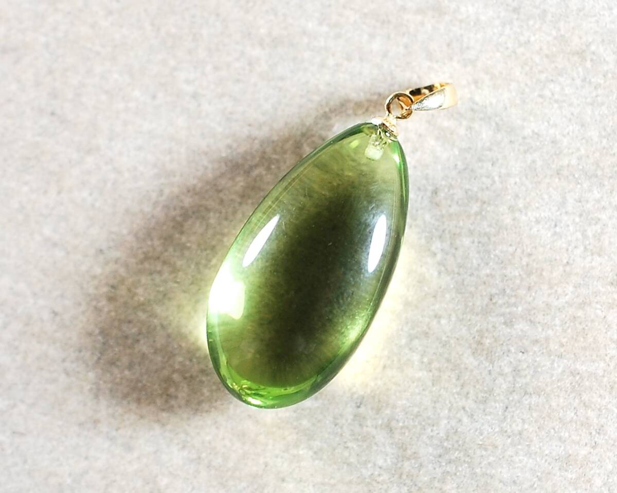 ￥100～K18リトアニア産爽やかなグリーン色艶照り透明度良い!天然本琥珀4.40ct20.6×10.5㍉全長27.4㍉PT_画像1