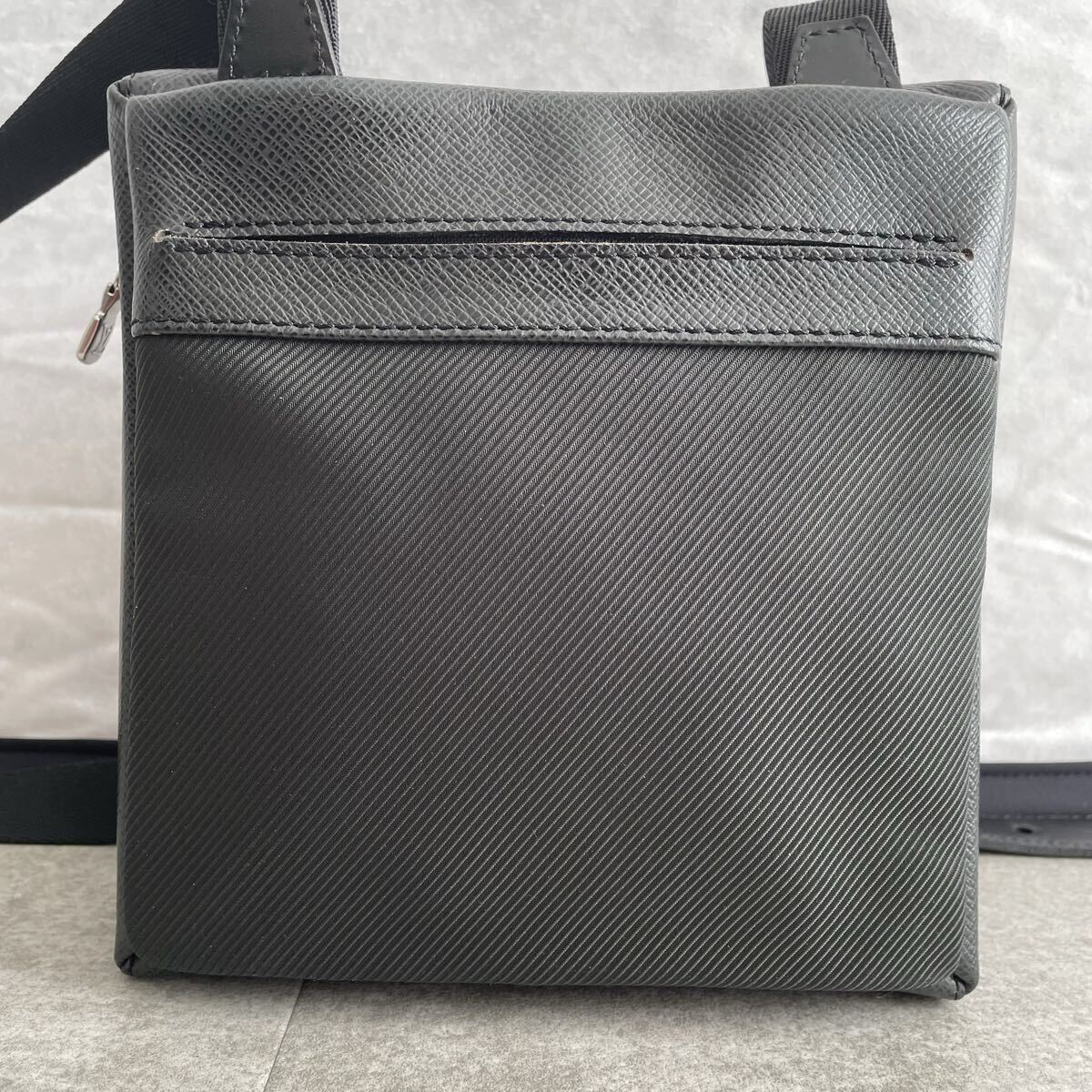 美品/正規品●LOUIS VUITTON ルイヴィトン サヤン タイガ ショルダーバッグ アルドワーズ ブラック メンズ ナイロン レザー カーキ_画像3