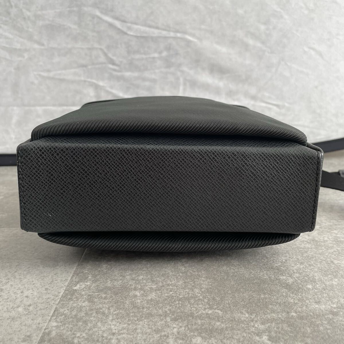 美品/正規品●LOUIS VUITTON ルイヴィトン サヤン タイガ ショルダーバッグ アルドワーズ ブラック メンズ ナイロン レザー カーキ_画像4