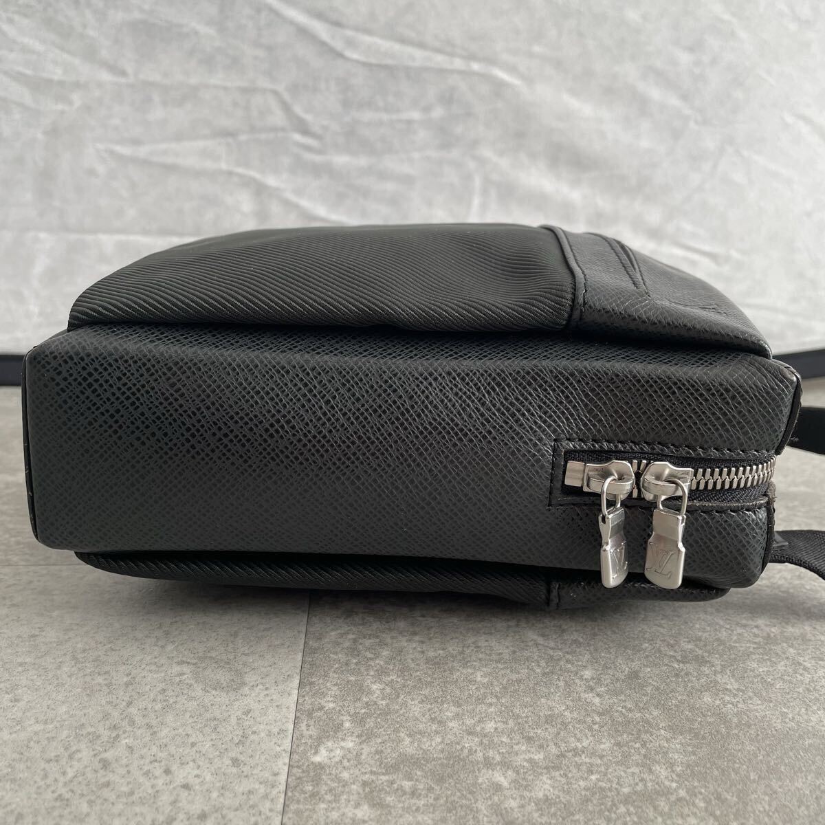 美品/正規品●LOUIS VUITTON ルイヴィトン サヤン タイガ ショルダーバッグ アルドワーズ ブラック メンズ ナイロン レザー カーキ_画像5