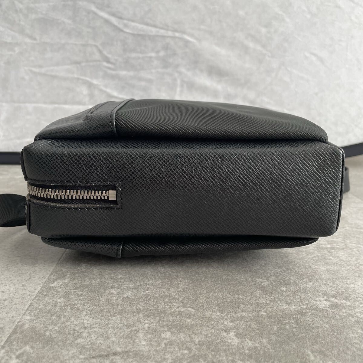 美品/正規品●LOUIS VUITTON ルイヴィトン サヤン タイガ ショルダーバッグ アルドワーズ ブラック メンズ ナイロン レザー カーキ_画像6