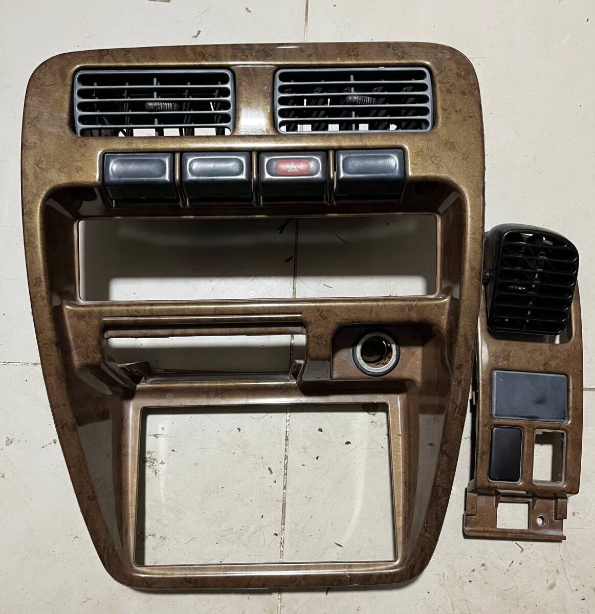 ダットサン D21 D22 フロンティア センターコンソール センターベンチレーター セット 日産 ハードボディ ※ステッカー1枚プレゼント_画像1