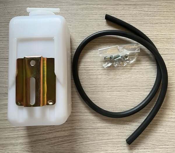 ラジエター リザーバータンク 汎用 GC10 GC110 GC210 GC211 S30 510 B110 B210 B310 520 620 720 ジムニー※ステッカー1枚プレゼント_画像1