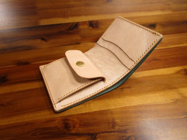 １点限定 コンパクト財布 ルガトー グリーン 手縫い 二つ折り 財布 ミニマル キャッシュレス 日本製 革財布 ミニ財布 緑 栃木レザー_画像2