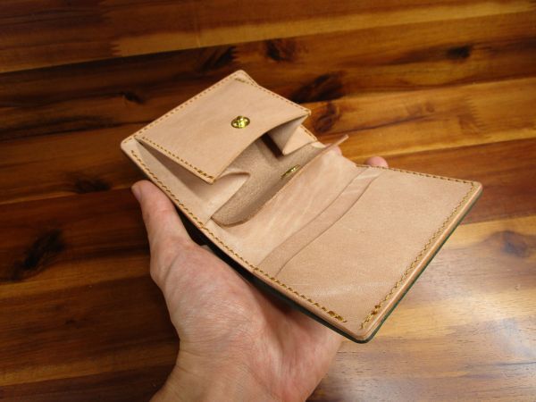 １点限定 コンパクト財布 ルガトー グリーン 手縫い 二つ折り 財布 ミニマル キャッシュレス 日本製 革財布 ミニ財布 緑 栃木レザー_画像5