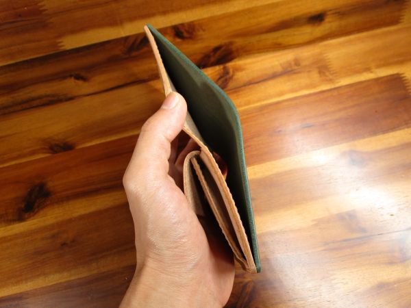 １点限定 コンパクト財布 ルガトー グリーン 手縫い 二つ折り 財布 ミニマル キャッシュレス 日本製 革財布 ミニ財布 緑 栃木レザー_画像6