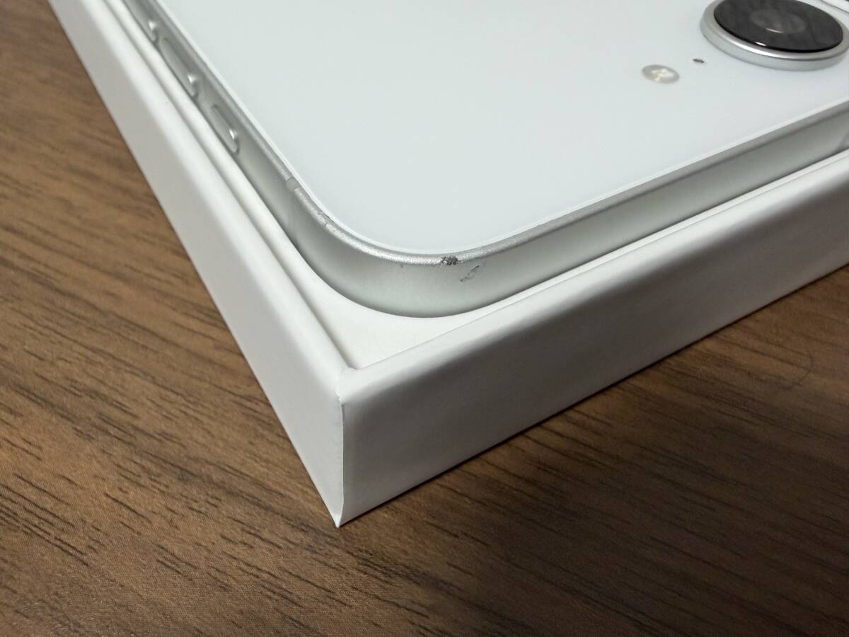 iPhone16e 128GB белый SIM свободный б/у задняя сторона царапина трещина осталось . нет 