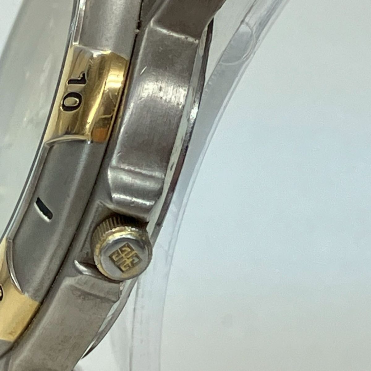 Y064-H35-329◎ GIVENCHY ジバンシイ メンズ腕時計 LIFE ライフ LT.19.XVI QUARTZ 回転ベゼル デイト ラウンド ゴールド文字盤 KA_画像3