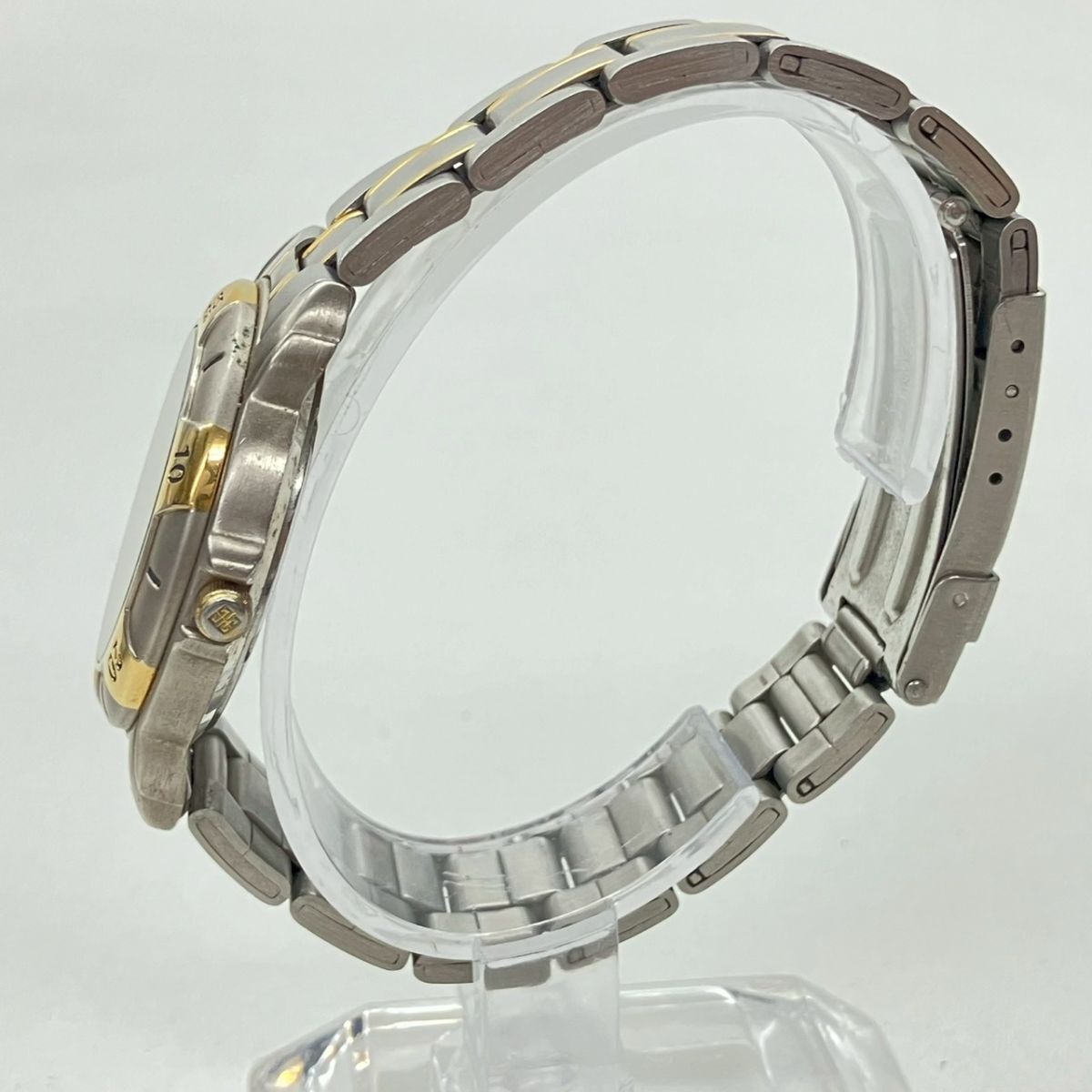 Y064-H35-329◎ GIVENCHY ジバンシイ メンズ腕時計 LIFE ライフ LT.19.XVI QUARTZ 回転ベゼル デイト ラウンド ゴールド文字盤 KA_画像4