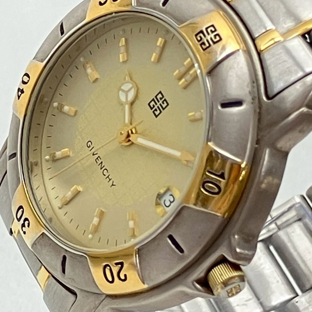 Y064-H35-329◎ GIVENCHY ジバンシイ メンズ腕時計 LIFE ライフ LT.19.XVI QUARTZ 回転ベゼル デイト ラウンド ゴールド文字盤 KA_画像6