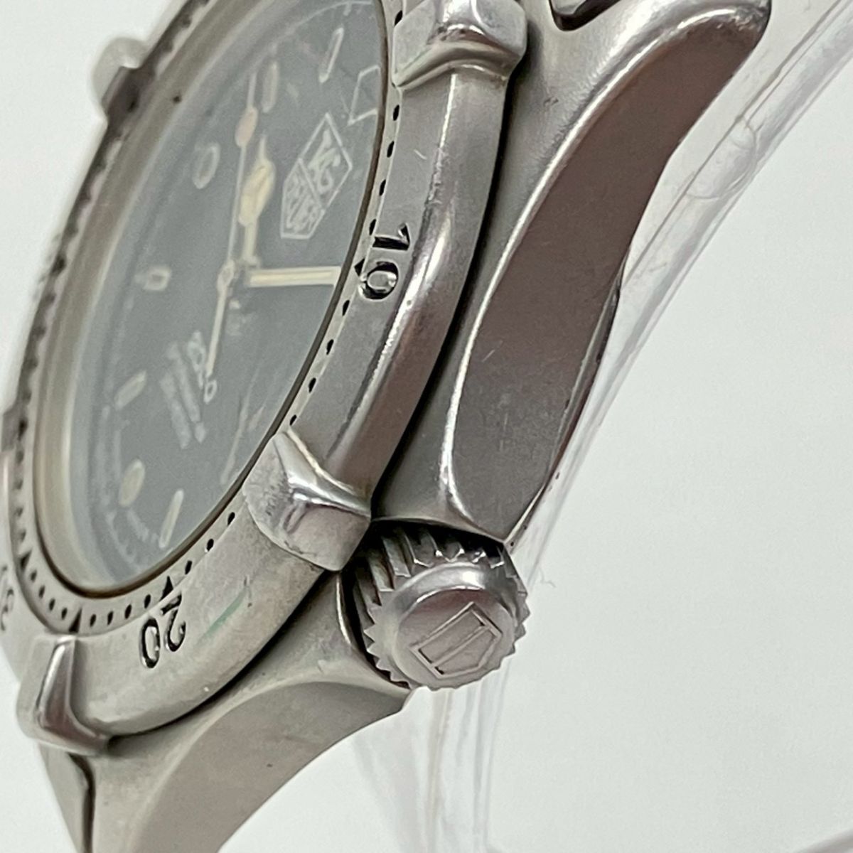 Z029-CH22-401◎ TAG HEUER タグホイヤー メンズ腕時計 2000シリーズ 962.013 QUARTZ 回転ベゼル ラウンド デイト ブラック文字盤 KA_画像4