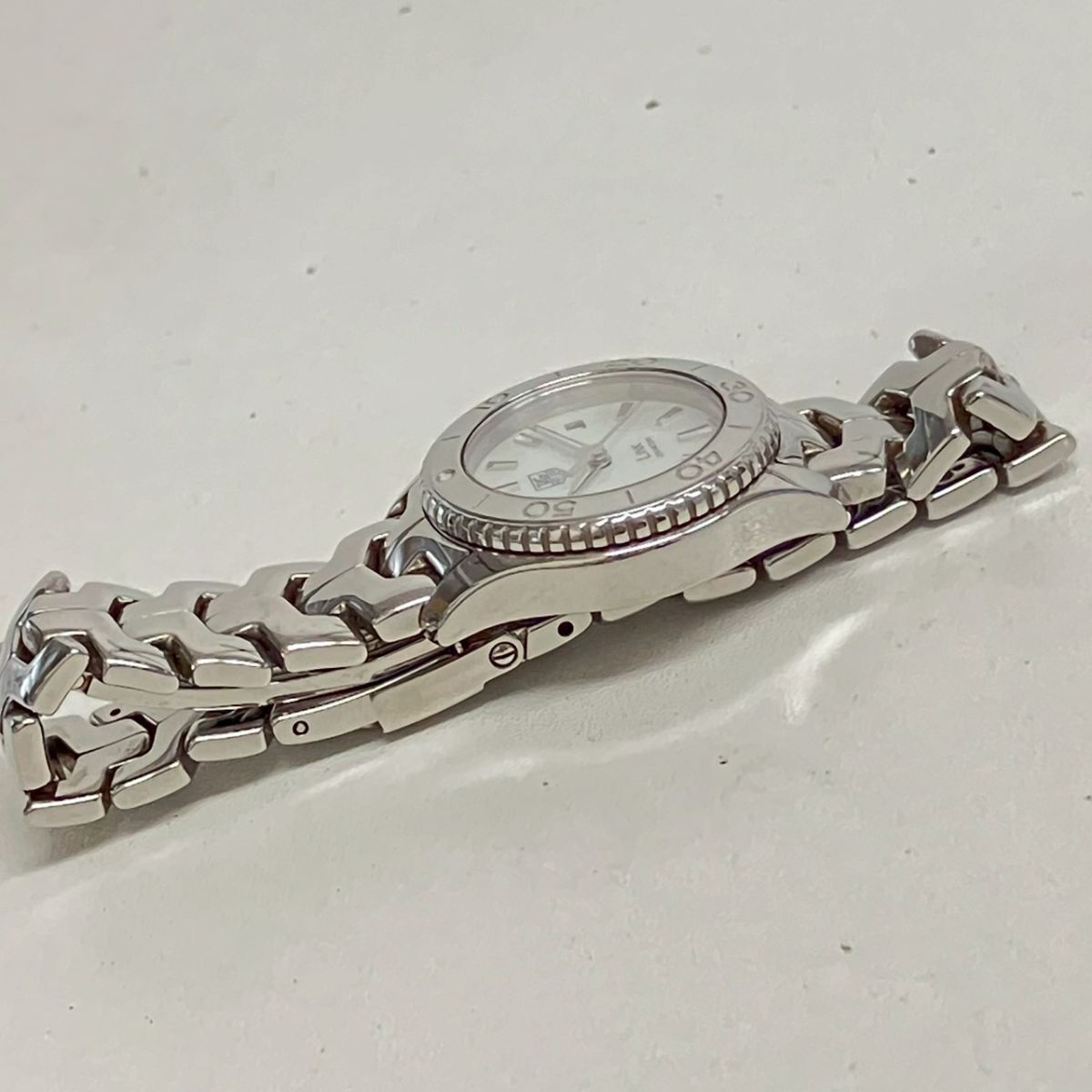 Z069-W19-1175◎ 【電池交換済み/稼働】 TAG HEUER レディース腕時計 LINK WJ1313-0 QUARTZ ラウンド 回転ベゼル シェル文字盤 デイト KA_画像4