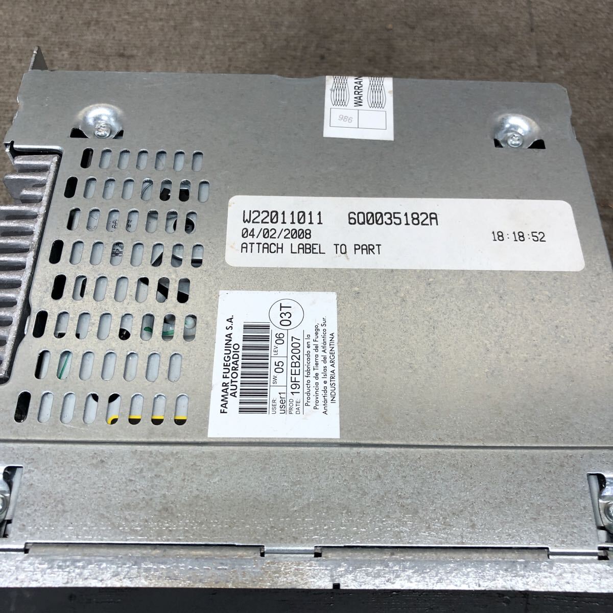 AV11-216 激安 カーステレオ VW フォルクスワーゲン RCD 200 6Q0 035 182 A VWZ4Z4G1191241 CDプレーヤー FM/AM 通電未確認 ジャンク_画像2