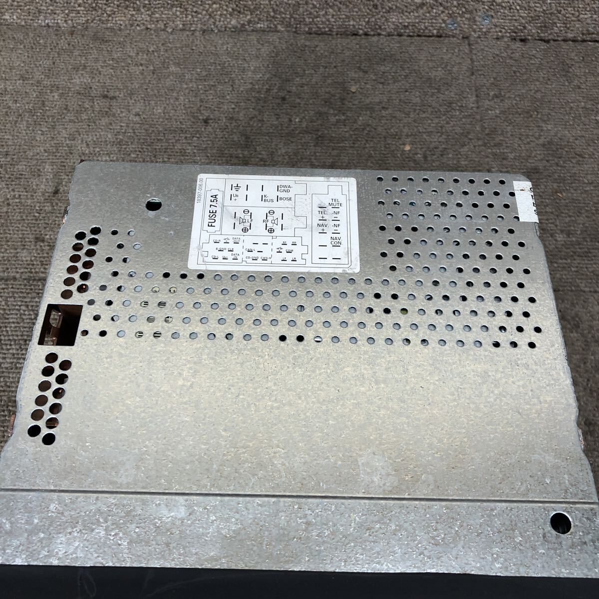 AV11-224 激安 カーステレオ audi アウディ 8E0 035 186 T AUZ2Z3F1018047 CDプレーヤー FM/AM オーディオ 通電未確認 ジャンク_画像2