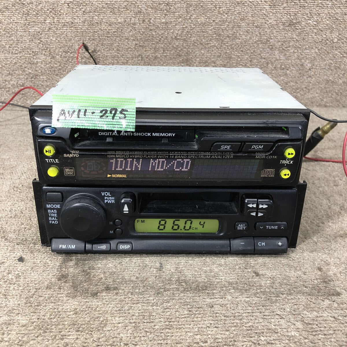 AV11-275 激安 カーステレオ SUZUKI SANYO 99000-79K33 MDR-CD1K 39101-76G31 CD カセット プレーヤー 本体のみ 簡易動作確認ok 中古現状品_画像3