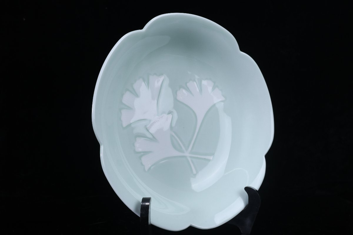 【珍品堂】1円から V68-V04 人間国宝 井上萬二 有田焼 青白虚公孫樹文 在銘 青白磁 銀杏彫文 菓子鉢 皿 共箱 鉢 高5.5㎝ 時代物 骨董品 古_画像4